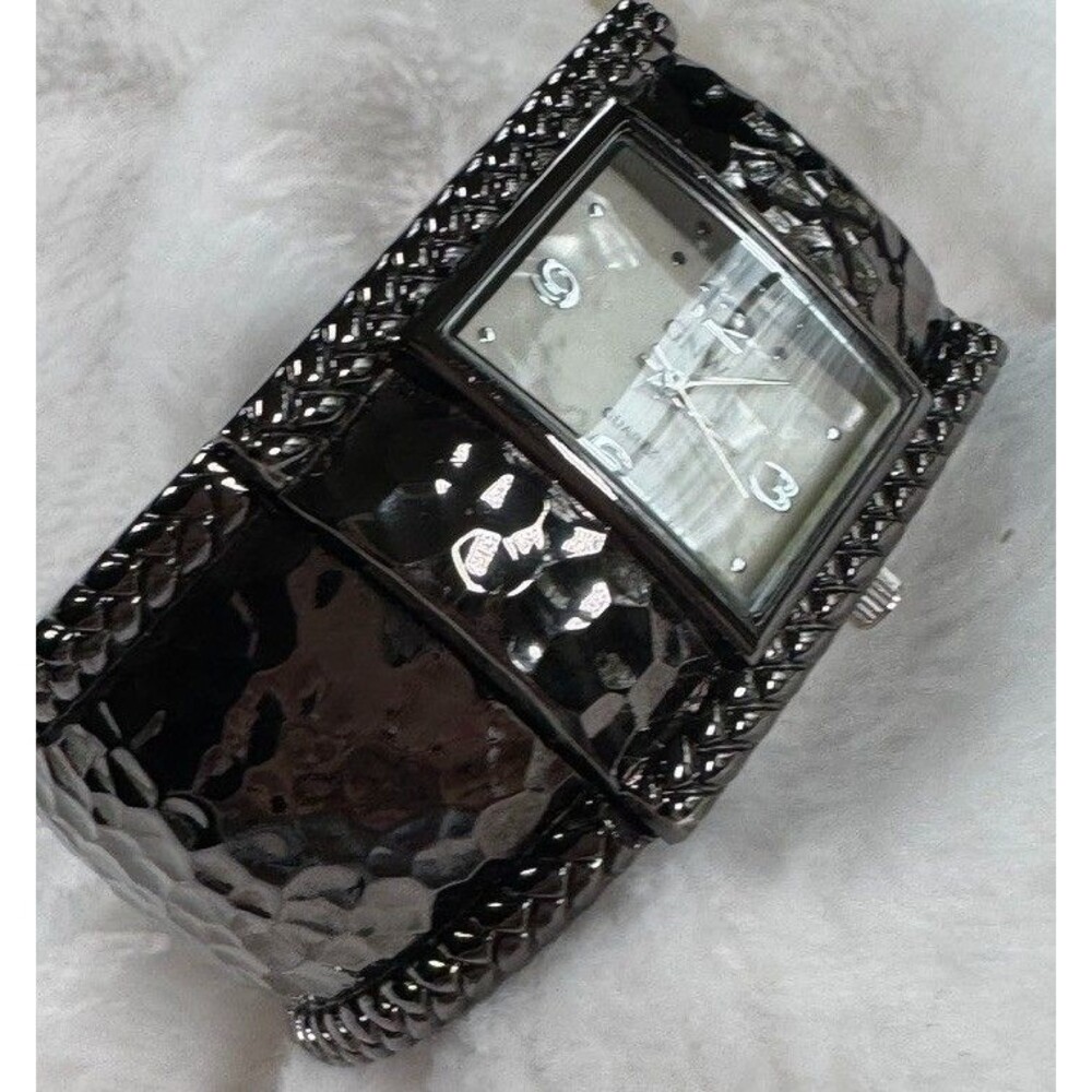 GNW Hammered Cuff Silver Toned Wide Bracelet Watch Y2K Quartz - Picture 15 of 16